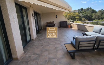 Precioso y acogedor apartamento con vistas panorámicas al mar y las montañas.